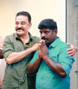 Kamal Haasan meets worker Rakesh Unni who took the INTERNET by a storm with his rendition of this Vishwaroopam song Kamal Haasan meets worker Rakesh Unni who took the INTERNET by a storm with his rendition of this Vishwaroopam song