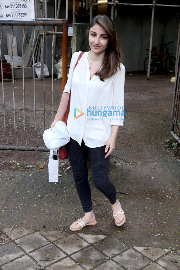Soha Ali Khan at Kromakay salon in Juhu Soha Ali Khan at Kromakay salon in Juhu