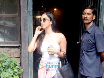 Ananya Panday, Kiara Advani, Vikas Bahl snapped at Pali Village Cafe