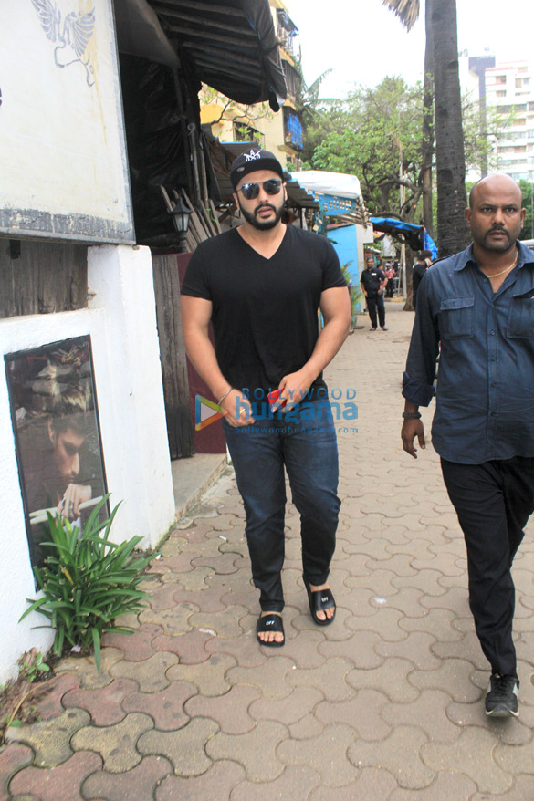 Arjun Kapoor spotted at Hakim’s Aalim salon in Varsova Arjun Kapoor spotted at Hakim’s Aalim salon in Varsova