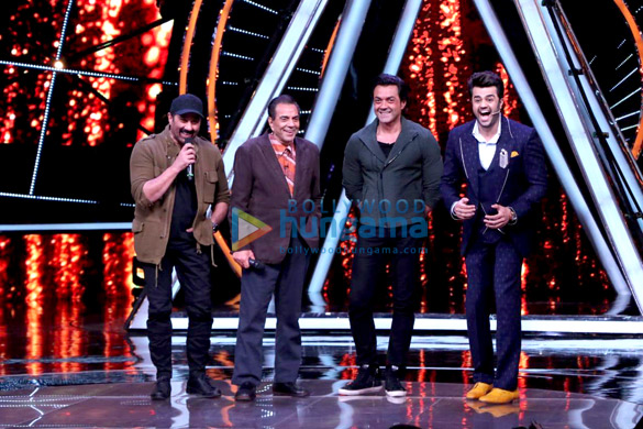 Dharmendra, Sunny Deol and Bobby Deol promote their film Yamla Pagla Deewana Phir Se on the sets of Indian Idol