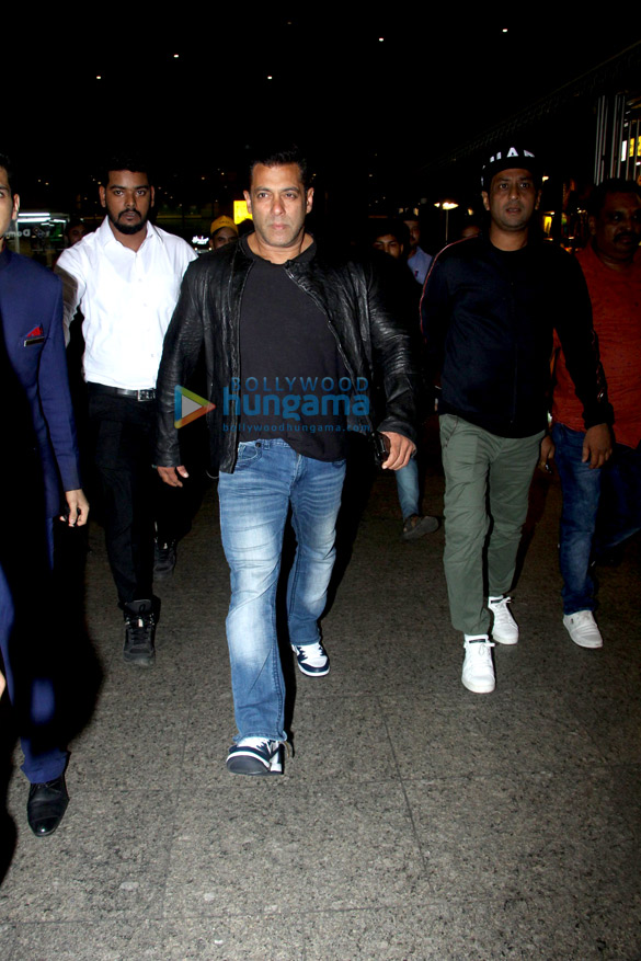 Salman Khan, Anushka Sharma, Varun Dhawan, Shraddha Kapoor and others snapped at the airport last night Salman Khan, Anushka Sharma, Varun Dhawan, Shraddha Kapoor and others snapped at the airport last night