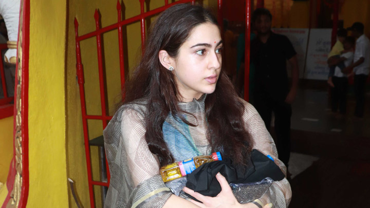 Sara Ali Khan Showing her KINDNESS at Temple at JUHU