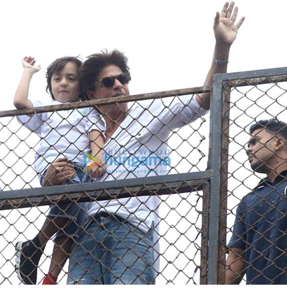 Shah Rukh Khan snapped outside Mannat wishing fans for Eid Shah Rukh Khan snapped outside Mannat wishing fans for Eid