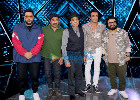 Sunny Deol, Dharmendra and Bobby Deol promote ‘Yamla Pagla Deewana Phir Se’ on the sets of Dil Hai Hindustani Sunny Deol, Dharmendra and Bobby Deol promote ‘Yamla Pagla Deewana Phir Se’ on the sets of Dil Hai Hindustani