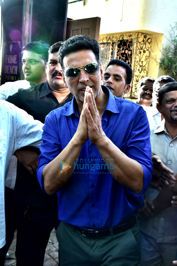 Akshay Kumar celebrates his birthday at his residence in Mumbai Akshay Kumar celebrates his birthday at his residence in Mumbai