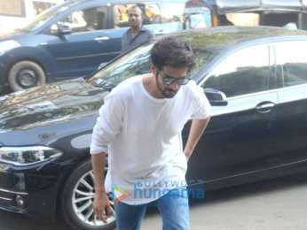 Kartik Aaryan snapped in Juhu