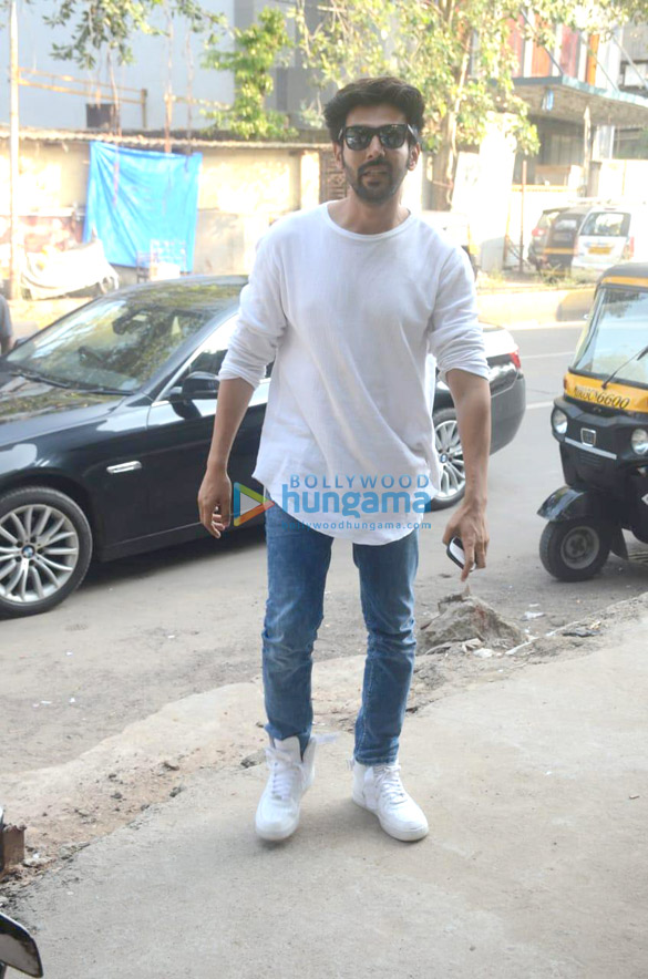Kartik Aaryan snapped in Juhu