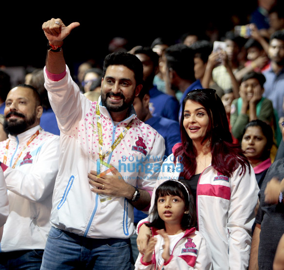 Abhishek Bachchan and Aishwarya Rai Bachchan along with Aaradhya Bachchan attend the VIVO Pro Kabaddi League Season VI Abhishek Bachchan and Aishwarya Rai Bachchan along with Aaradhya Bachchan attend the VIVO Pro Kabaddi League Season VI