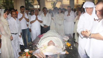 Krishna Raj Kapoor Funeral | Amitabh Bachchan, Kareena Kapoor Khan, Randhir Kapoor | Part 1