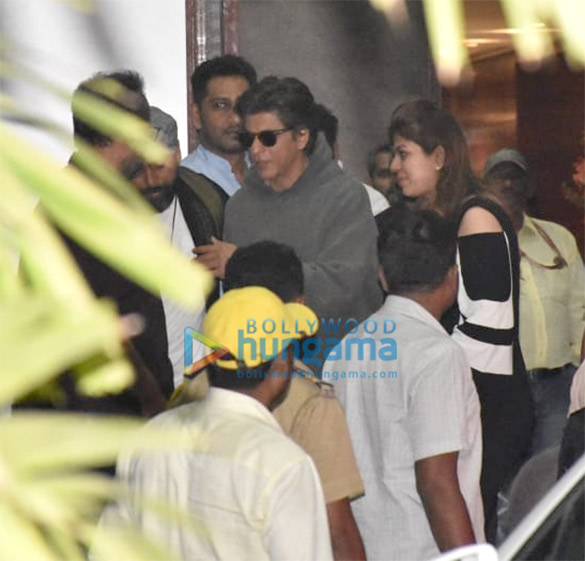 Shah Rukh Khan, Aamir Khan, Kajol, Malaika Arora and others snapped at the airport Shah Rukh Khan, Aamir Khan, Kajol, Malaika Arora and others snapped at the airport