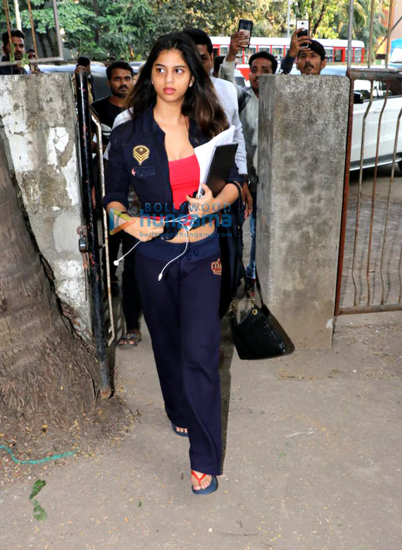 Suhana Khan, Khushi Kapoor, Anjini Dhawan and Karuna Dhawan snapped outside Kromakay Salon in Juhu