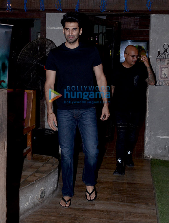 Aditya Roy Kapur snapped at Hakim Aalim’s salon in Bandra Aditya Roy Kapur snapped at Hakim Aalim’s salon in Bandra