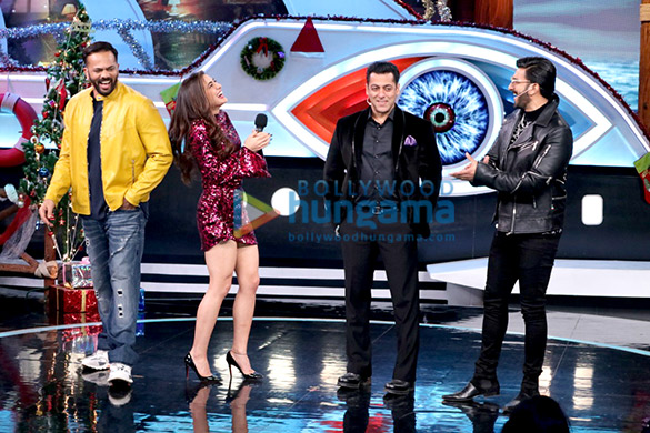 Ranveer Singh, Sara Ali Khan, Rohit Shetty snapped with Salman Khan and contestants on Bigg Boss 12 set Ranveer Singh, Sara Ali Khan, Rohit Shetty snapped with Salman Khan and contestants on Bigg Boss 12 set