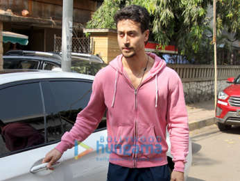 Tiger Shroff snapped in Bandra (4)