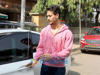 Tiger Shroff snapped in Bandra (4)