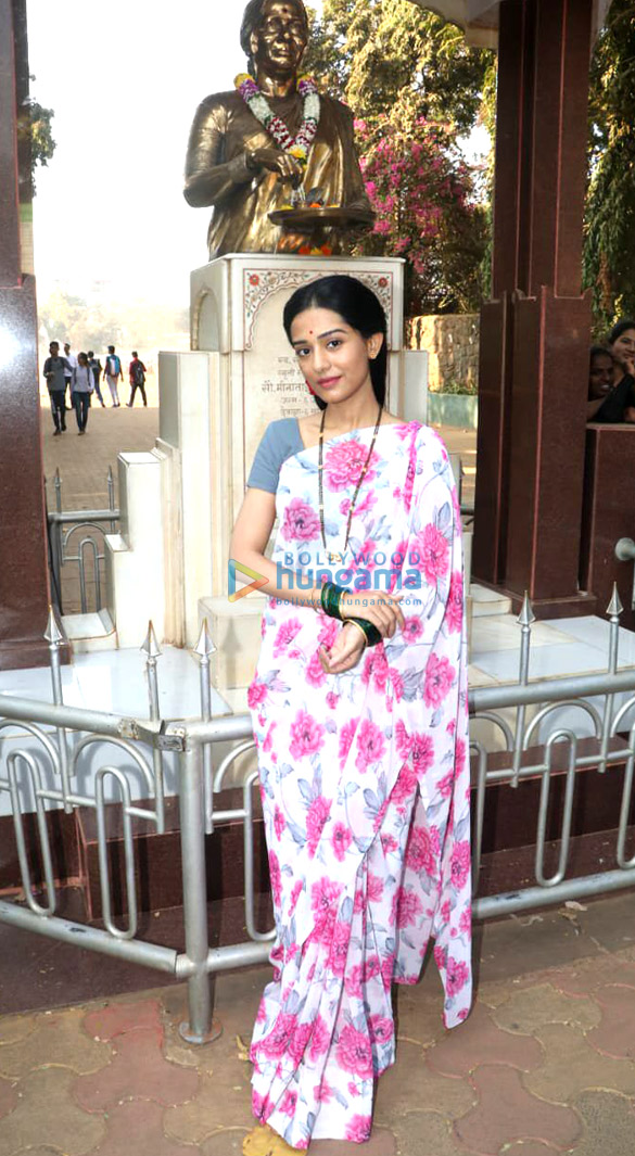 Amrita Rao snapped during a shoot dressed as Meenatai Thackeray for the film Thackeray Amrita Rao snapped during a shoot dressed as Meenatai Thackeray for the film Thackeray