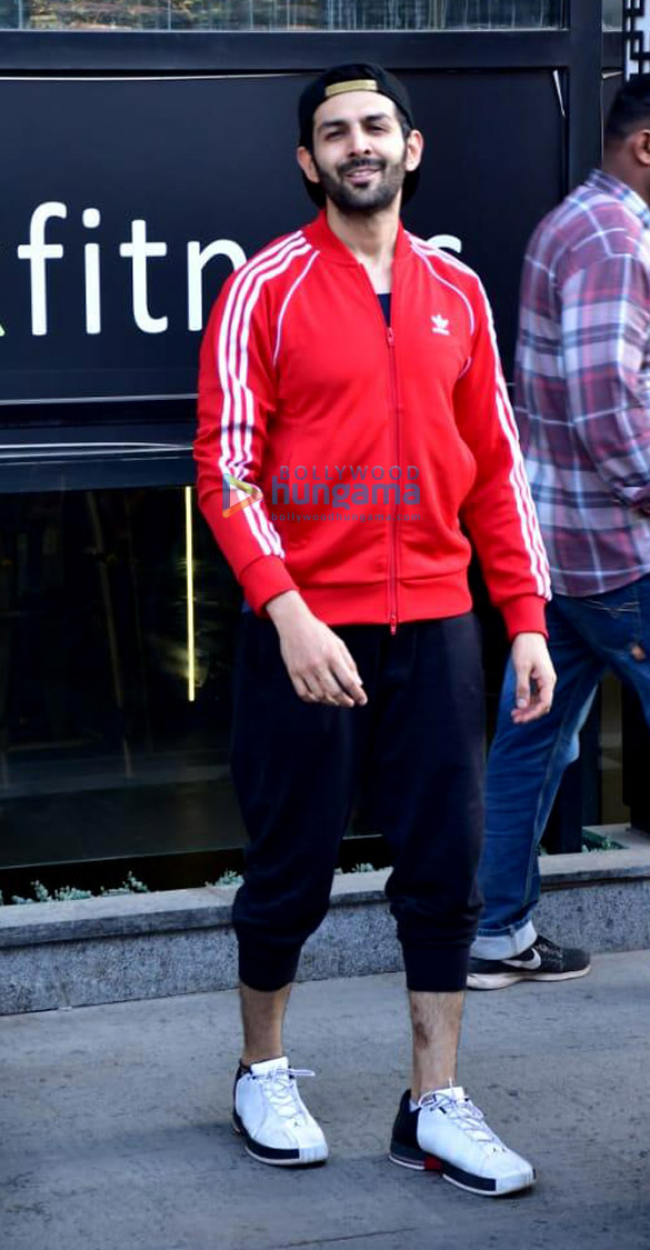 Kartik Aaryan, Richa Chadda and Mira Rajput spotted outside the gym in Juhu Kartik Aaryan, Richa Chadda and Mira Rajput spotted outside the gym in Juhu