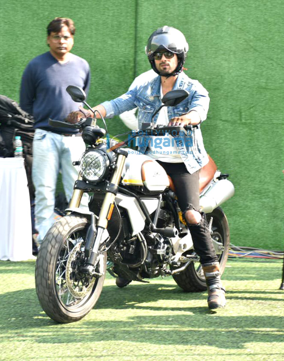 Shahid Kapoor snapped at the Guiness World Record attempt for the largest human formation in the shape of helmet attempt Shahid Kapoor snapped at the Guiness World Record attempt for the largest human formation in the shape of helmet attempt