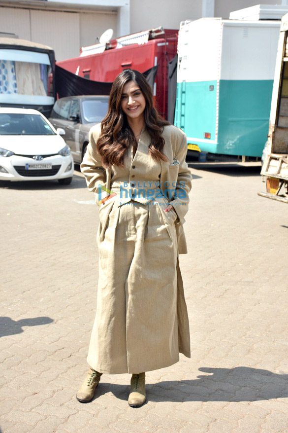 Sonam Kapoor Ahuja, Anil Kapoor, Juhi Chawla and Rajkummar Rao spotted at Mehboob Studio in Bandra Sonam Kapoor Ahuja, Anil Kapoor, Juhi Chawla and Rajkummar Rao spotted at Mehboob Studio in Bandra