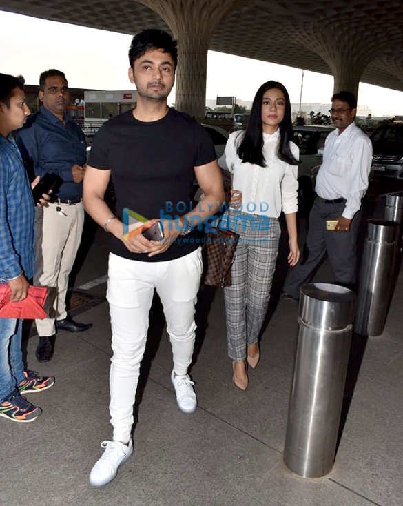 Amrita Rao, Ayushmann Khurrana, Aparshakti Khurana and others snapped at the airport Amrita Rao, Ayushmann Khurrana, Aparshakti Khurana and others snapped at the airport