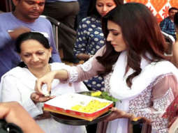 Kriti Sanon SERVING Prasad outside Shiv Temple | MahaShivratri