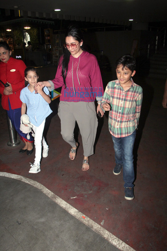 Manyata Dutt, Sara Ali Khan and Suniel Shetty snapped at the airport Manyata Dutt, Sara Ali Khan and Suniel Shetty snapped at the airport
