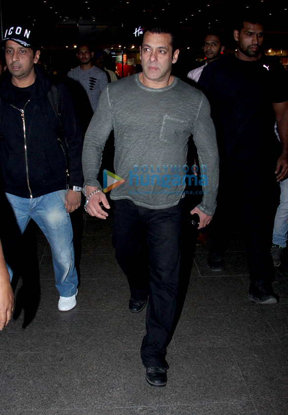 Salman Khan, Kareena Kapoor Khan, Esha Gupta and others snapped at the airport Salman Khan, Kareena Kapoor Khan, Esha Gupta and others snapped at the airport