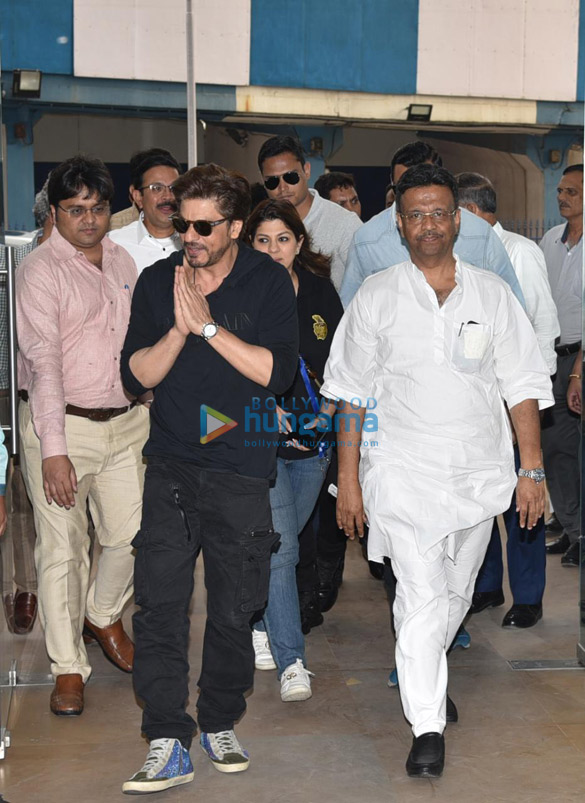 Shah Rukh Khan snapped at Nabanna to visit West Bengal CM Mamta Banerjee Shah Rukh Khan snapped at Nabanna to visit West Bengal CM Mamta Banerjee