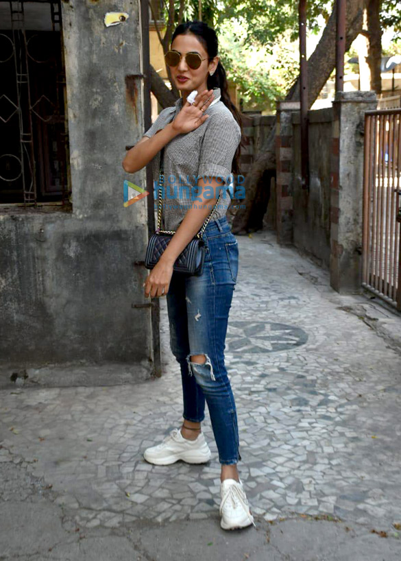 Sonal Chauhan snapped outside Skyfire producer Shabina Khan’s office Sonal Chauhan snapped outside Skyfire producer Shabina Khan’s office