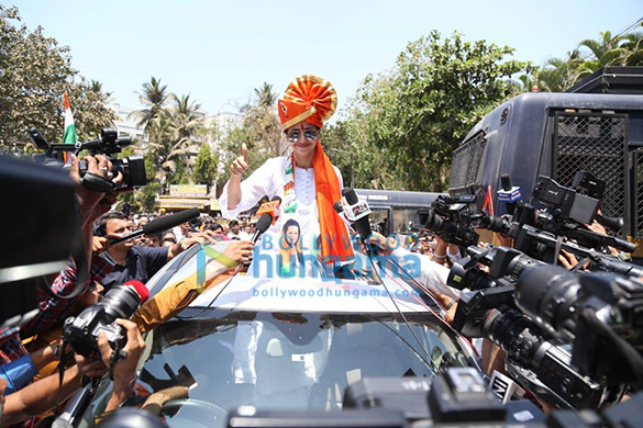 Urmila Matondkar and Sanjay Dutt grace a political rally or Priya Dutt