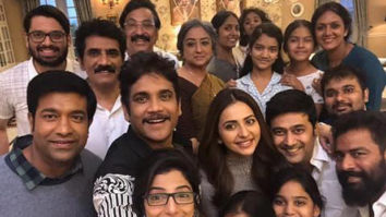On The Sets: Nagarjuna and Rakul Preet Singh take selfies with the team of Manmadhudu 2
