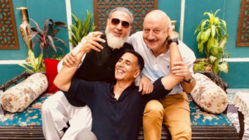 Akshay Kumar is in a happy place with Anupam Kher and Gulshan Grover