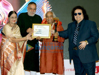 Asha Bhosle, Ankita Lokhande, Moushmi Chatterjee received 10th Newsmakers Achievers Award 2019