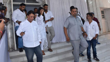 When Ajay Devgn consoled his daughter Nysa at the prayer meet of his late father Veeru Devgan