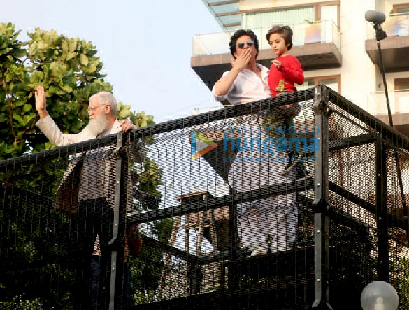 Photos: Shah Rukh Khan snapped greeting fans at Mannat during Eid celebration Photos: Shah Rukh Khan snapped greeting fans at Mannat during Eid celebration