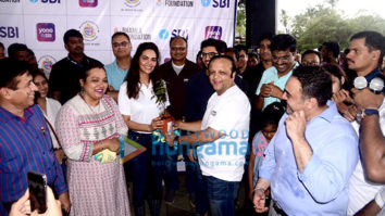 Photos: Esha Gupta spotted at a Clean Up Drive with Aditya Thackeray