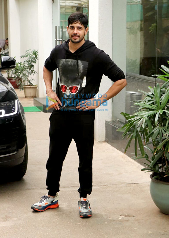 Photos: Sidharth Malhotra spotted at Sunny Super Sound in Juhu Photos: Sidharth Malhotra spotted at Sunny Super Sound in Juhu