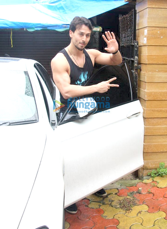 Photos: Tiger Shroff snapped outside the gym Photos: Tiger Shroff snapped outside the gym
