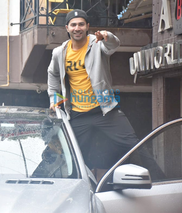 Photos: Varun Dhawan snapped at the gym in Juhu Photos: Varun Dhawan snapped at the gym in Juhu