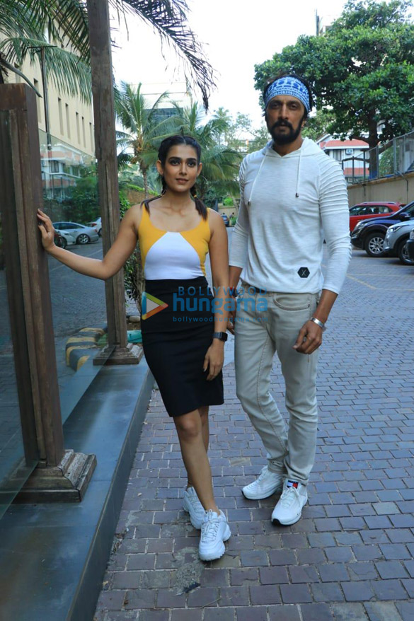 Photos: Kichcha Sudeepa and Aakanksha Singh snapped promoting Pehlwaan at JW Marriott Photos: Kichcha Sudeepa and Aakanksha Singh snapped promoting Pehlwaan at JW Marriott