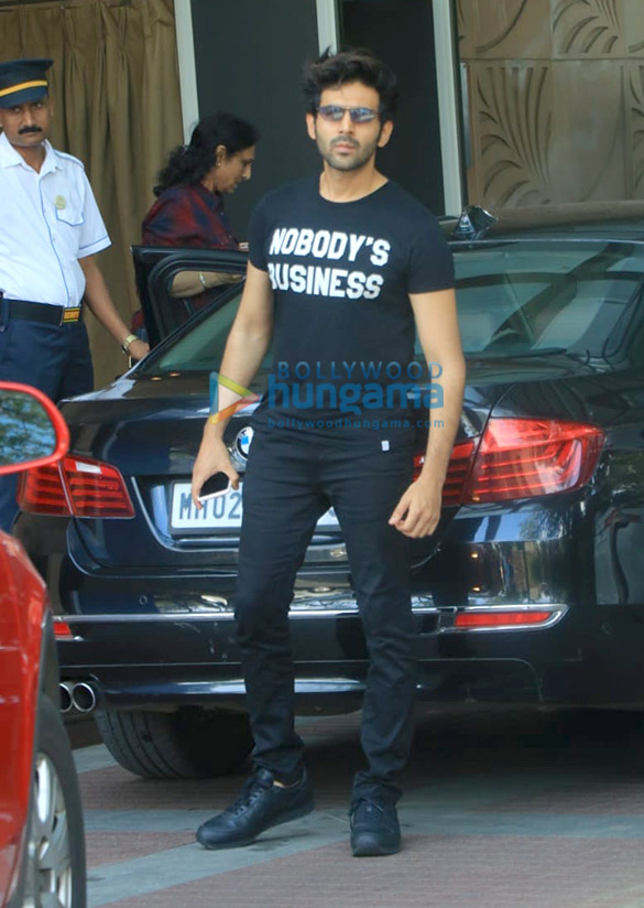 Photos: Kartik Aaryan, Tara Sutaria and Tiger Shroff snapped at Novotel in Juhu Photos: Kartik Aaryan, Tara Sutaria and Tiger Shroff snapped at Novotel in Juhu