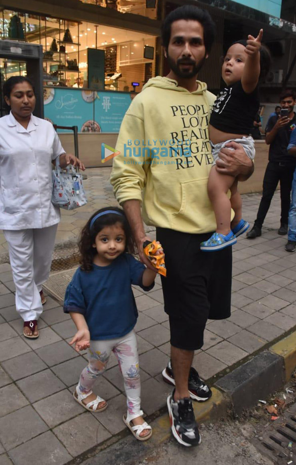 Photos: Shahid Kapoor snapped with his kids Misha and Zain at Foodhall in Khar Photos: Shahid Kapoor snapped with his kids Misha and Zain at Foodhall in Khar