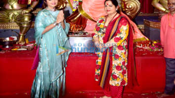 Photos: Shilpa Shetty snapped with mom at Chinchpoklicha Chintamani darshan during Ganesh Chaturthi