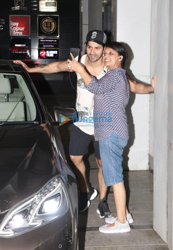 Photos: Varun Dhawan snapped at gym in Khar Photos: Varun Dhawan snapped at gym in Khar