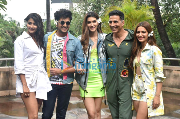 Photos: Akshay Kumar, Kriti Sanon and others snapped promoting their film Housefull 4 Photos: Akshay Kumar, Kriti Sanon and others snapped promoting their film Housefull 4