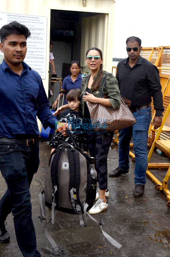 Photos: Gauri Khan, AbRam Khan and Sussanne Khan snapped at Gateway of India Photos: Gauri Khan, AbRam Khan and Sussanne Khan snapped at Gateway of India