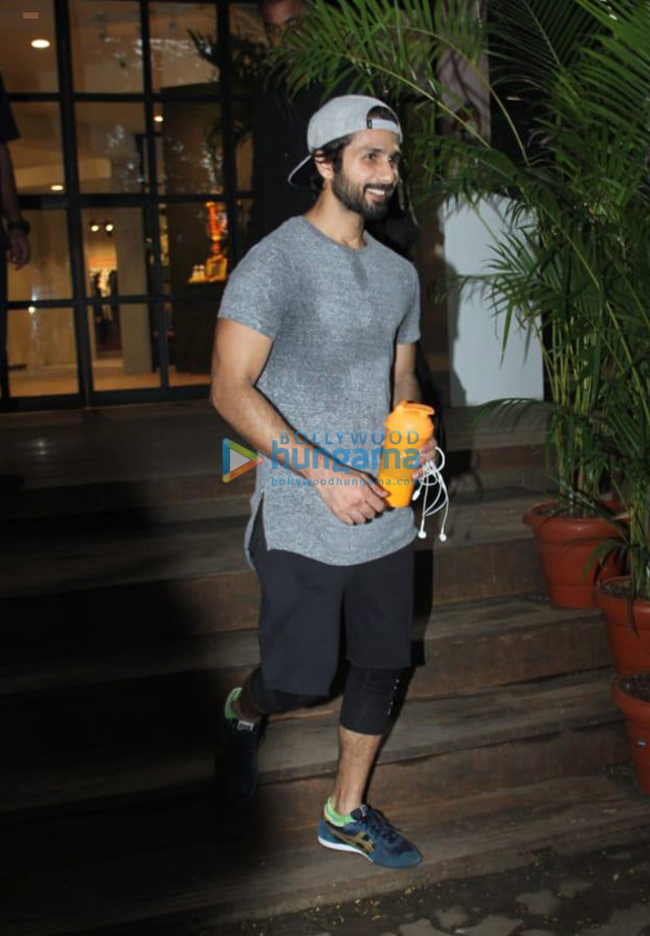 Photos: Shahid Kapoor and Mira Rajput snapped at the gym Photos: Shahid Kapoor and Mira Rajput snapped at the gym