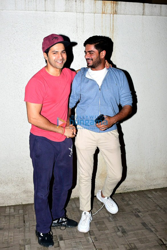 Photos: Varun Dhawan and Shraddha Kapoor snapped at the old Dharma office Photos: Varun Dhawan and Shraddha Kapoor snapped at the old Dharma office