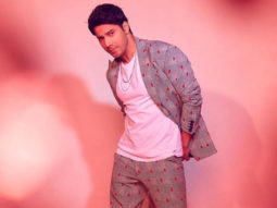 Watch: Varun Dhawan holding a specially abled fan’s hand is the sweetest thing you will watch today Watch: Varun Dhawan holding a specially abled fan’s hand is the sweetest thing you will watch today
